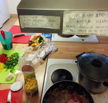 Kleine Erinnerung von Studenten an Studenten: Deine Mama arbeitet auch nicht hier.